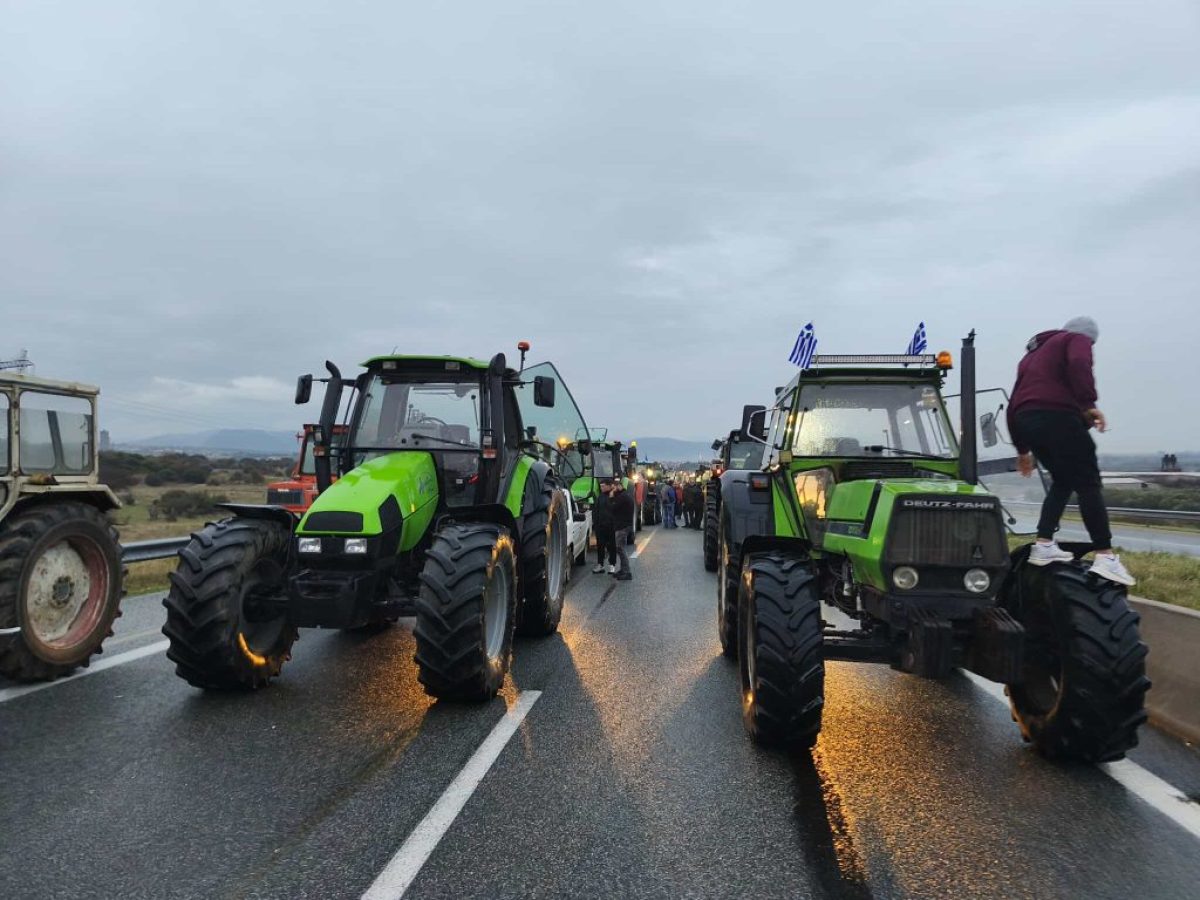Σέρρες: Τη Δευτέρα αποχωρούν τα τρακτέρ από το μπλόκο του Προμαχώνα – «Ο αγώνας συνεχίζεται» λένε οι αγρότες