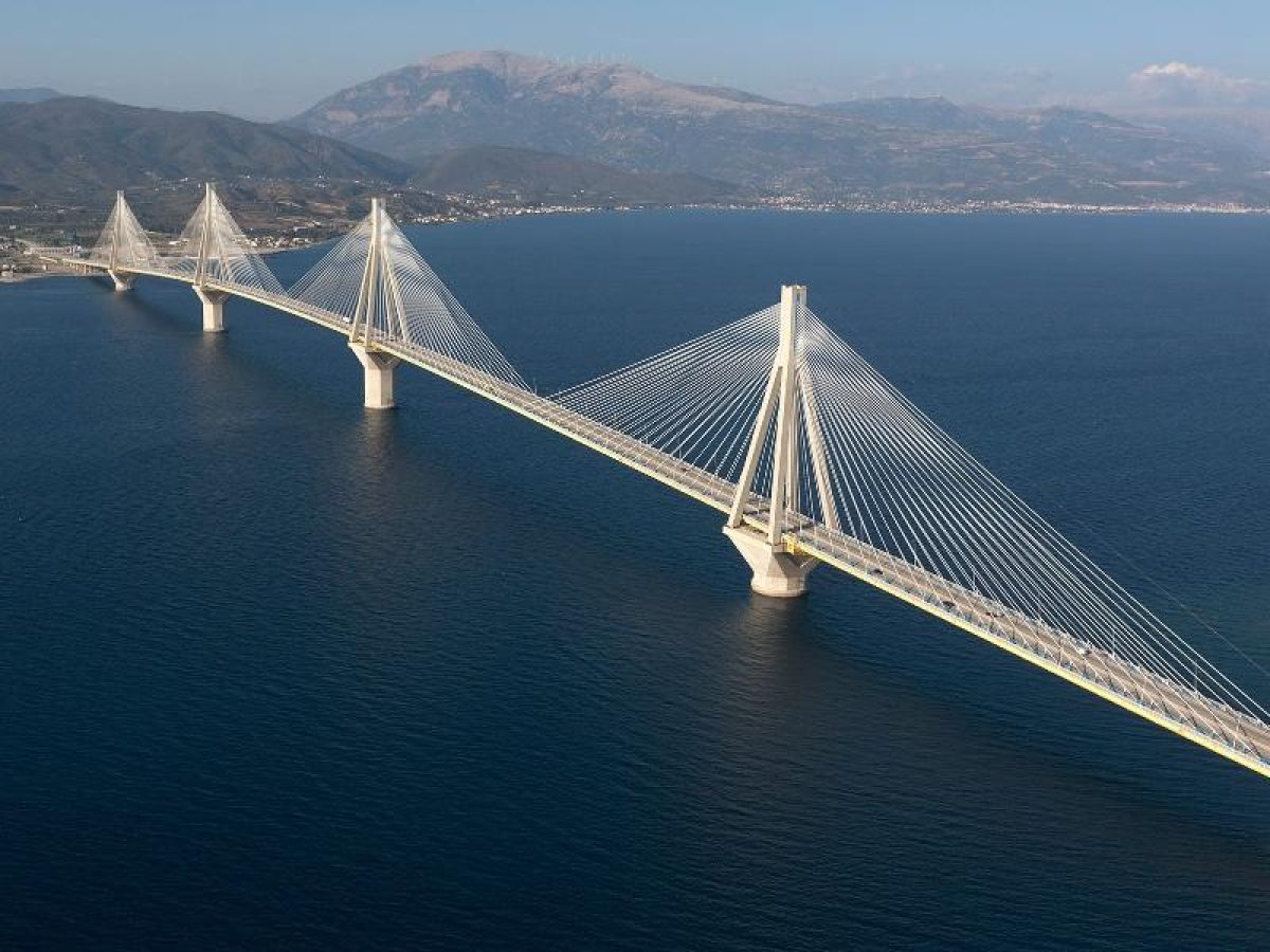 Σφοδρή σύγκρουση μοτοσικλέτας και νταλίκας στη γέφυρα Ρίου – Αντιρρίου