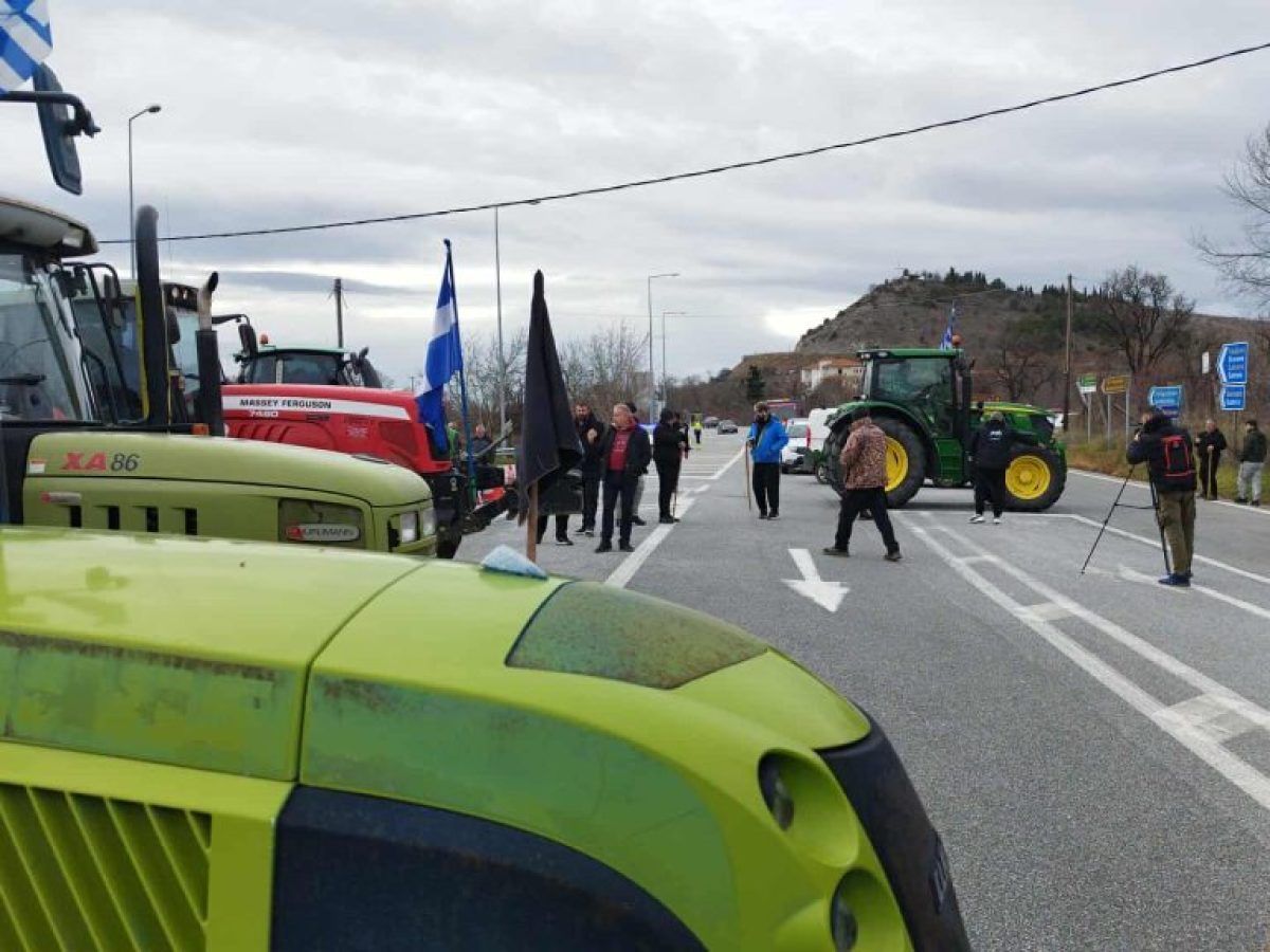 Σιάτιστα: Κλειστή η Εγνατία στο μπλόκο των αγροτών στην Μπάρα – έκλεισαν και την παρακαμπτήριο στην παλιά Εθνική Οδό