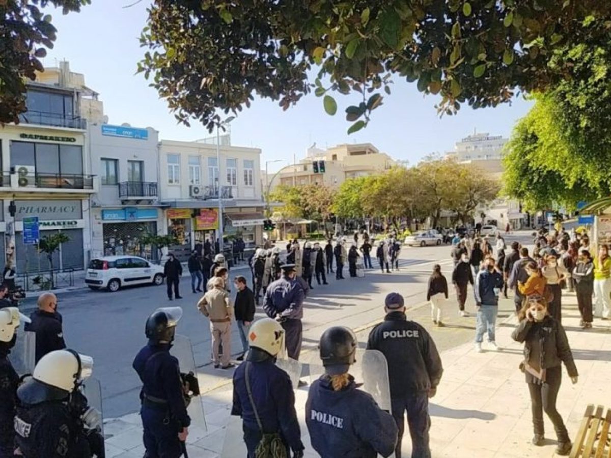 Συγκέντρωση αλληλεγγύης στα Δικαστήρια Χανίων υπέρ οκτώ πολιτών που κατηγορούνται για παραβίαση των μέτρων για τον κορονοϊό