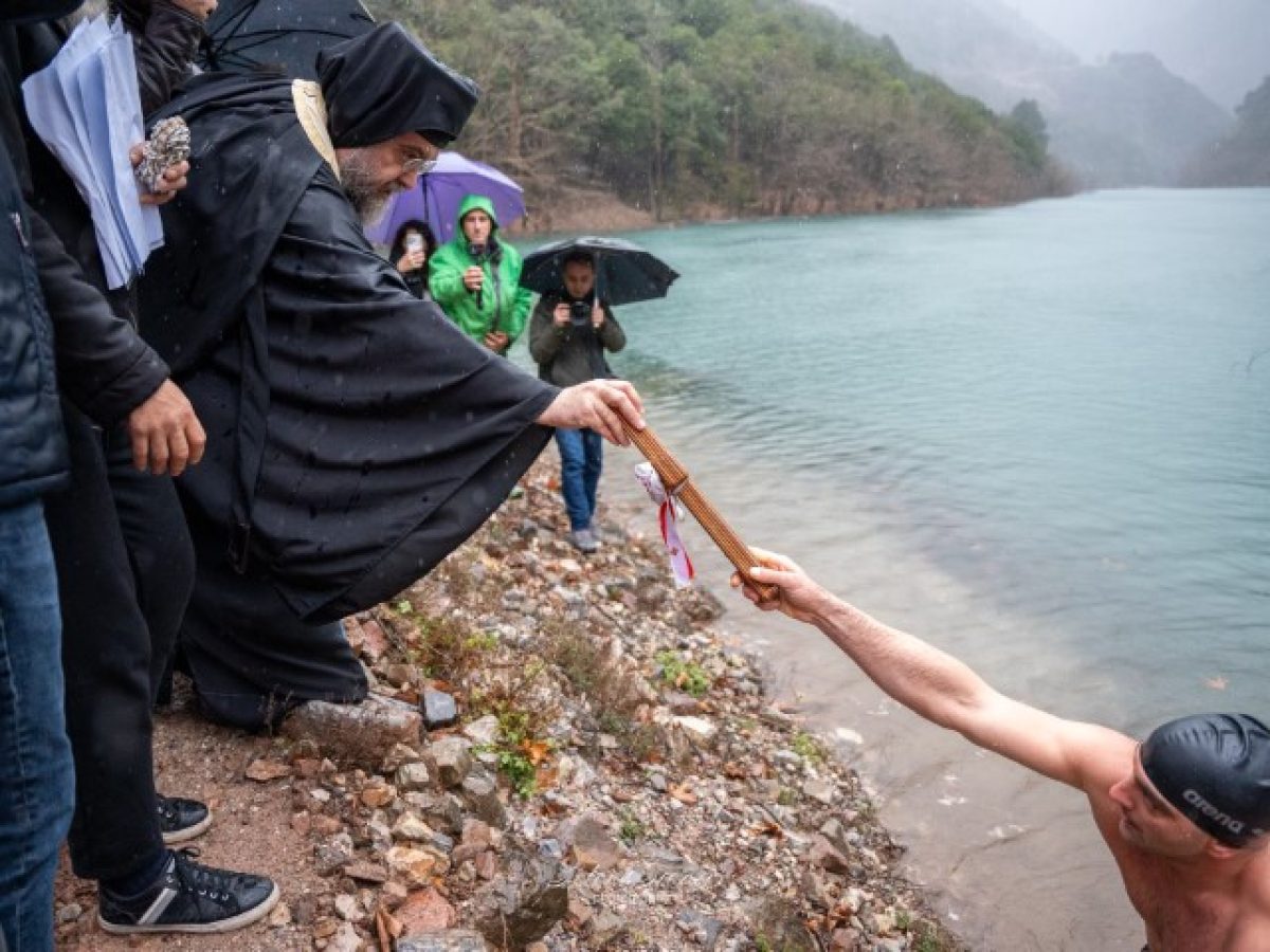Συγκίνηση στον Αγιασμό των Υδάτων στη Μονή Παναγίας Σπηλιάς (εικόνες)