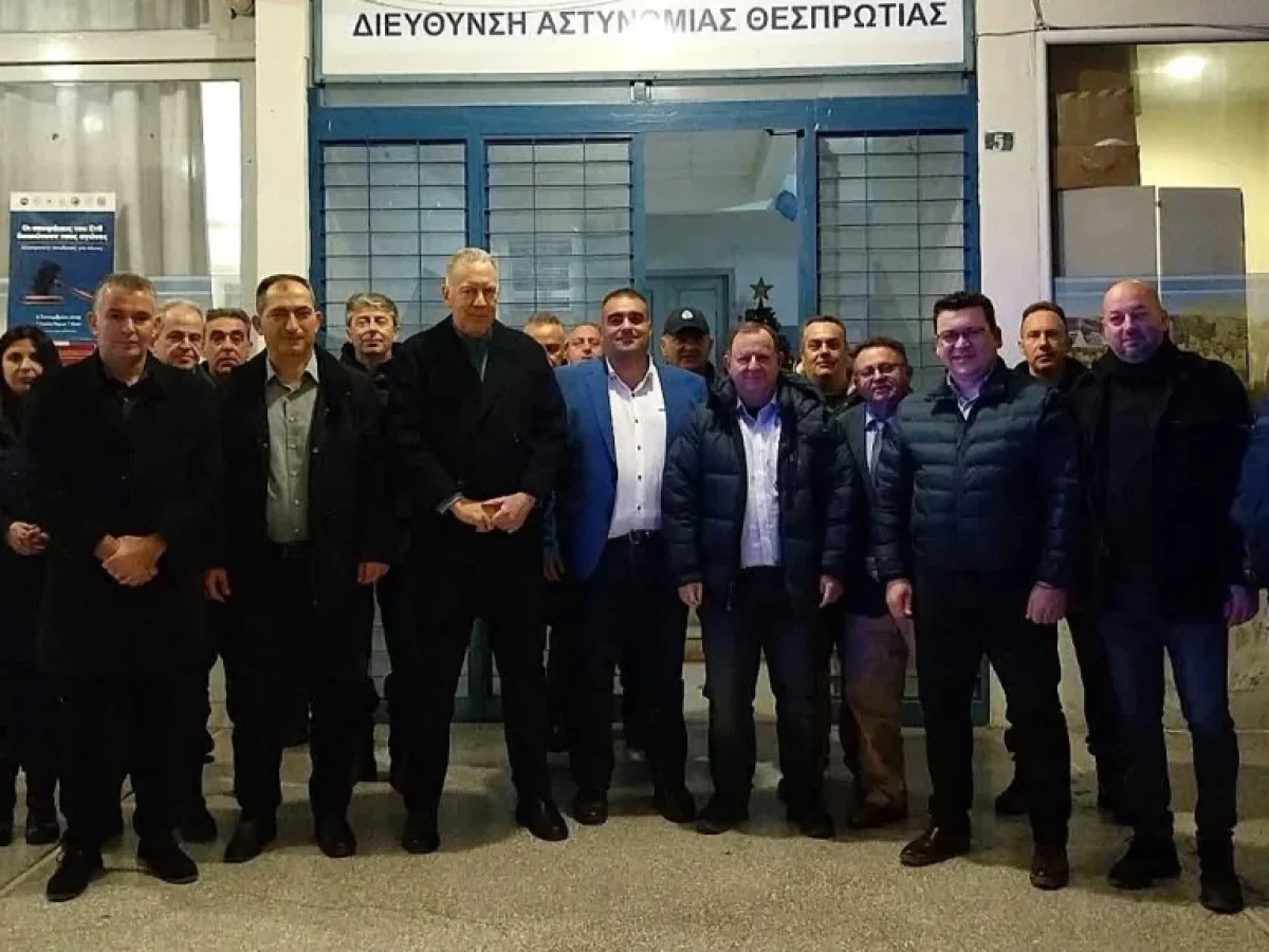 Συμβολική κοπή βασιλόπιτας σε περιπολικό από τους αστυνομικούς Θεσπρωτίας