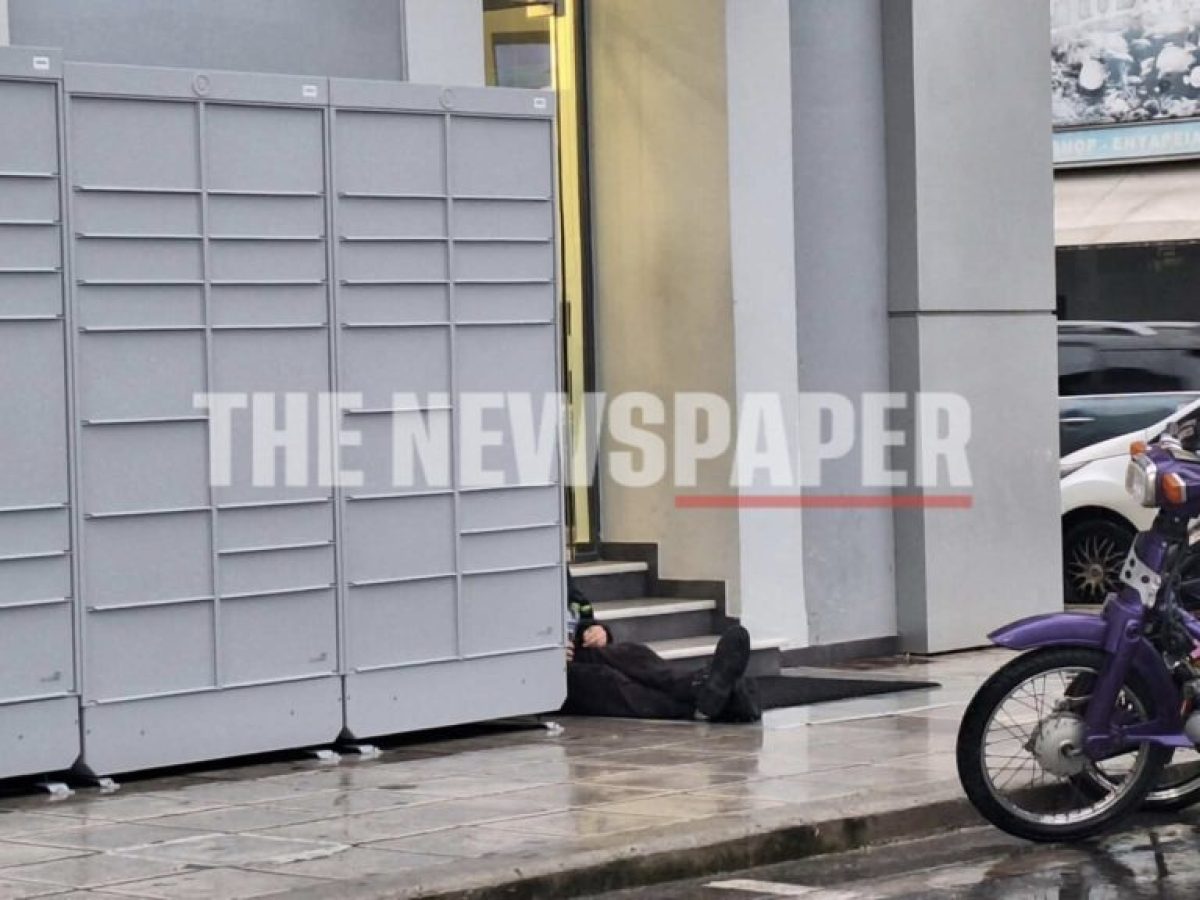 Συναγερμός για άνδρα που βρέθηκε πεσμένος στο πεζοδρόμιο – Στο σημείο ασθενοφόρο του ΕΚΑΒ