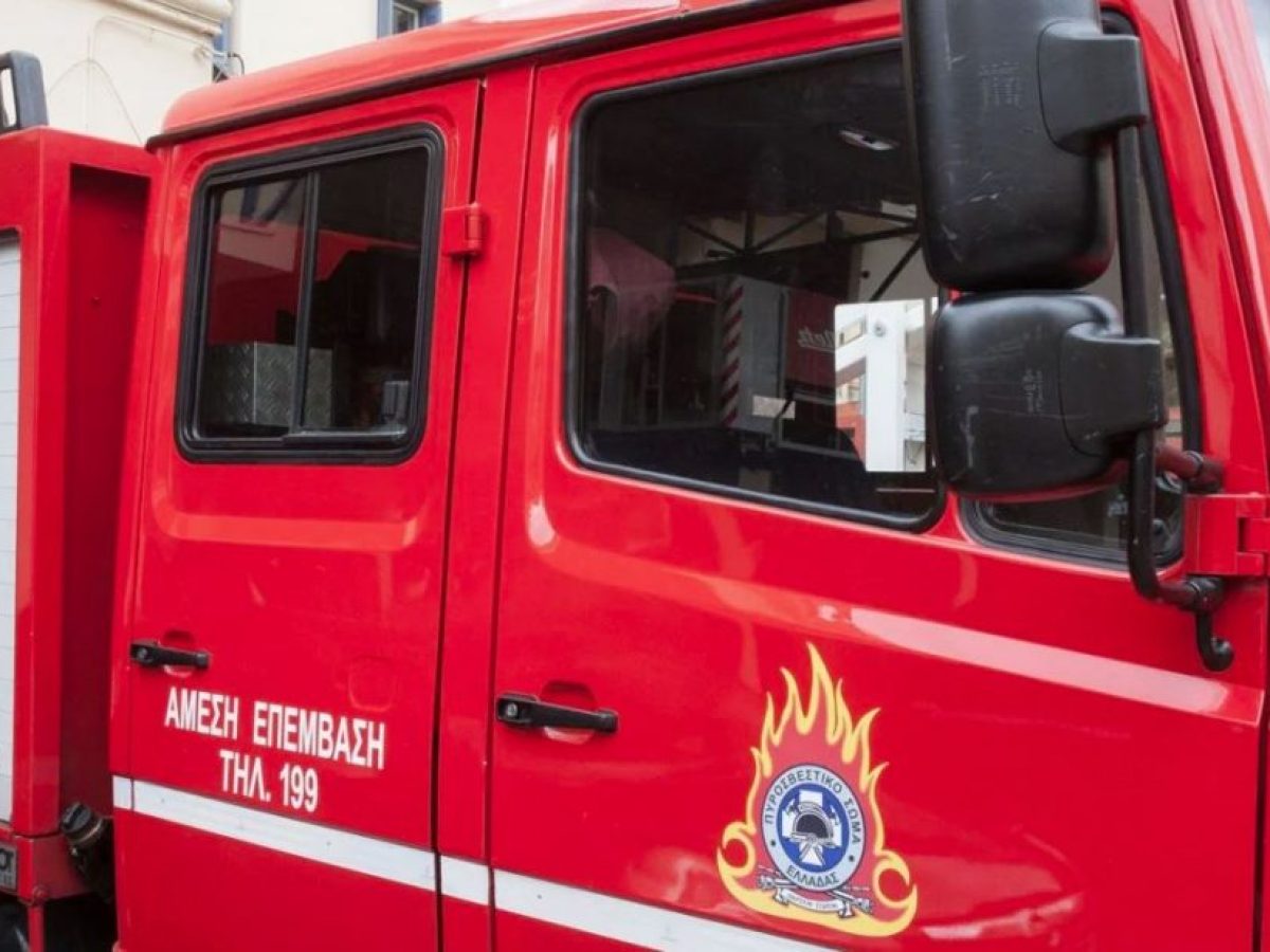 Συναγερμός στην Πυροσβεστική: Μεγάλη φωτιά σε όροφο σπιτιού στη Ραφήνα