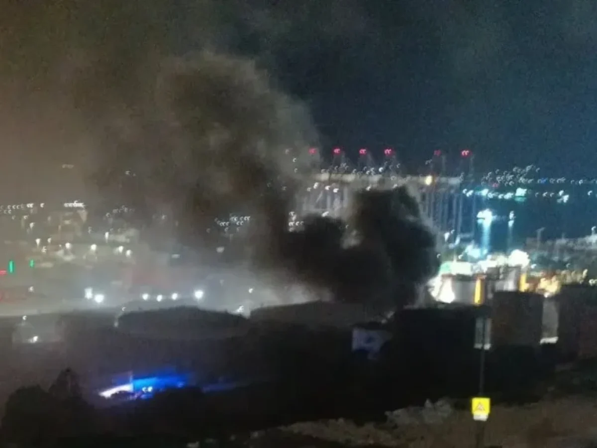 Συναγερμός στο Πέραμα: Φωτιά πάνω από τη Λεωφόρο Δημοκρατίας, φόβος από τους καπνούς