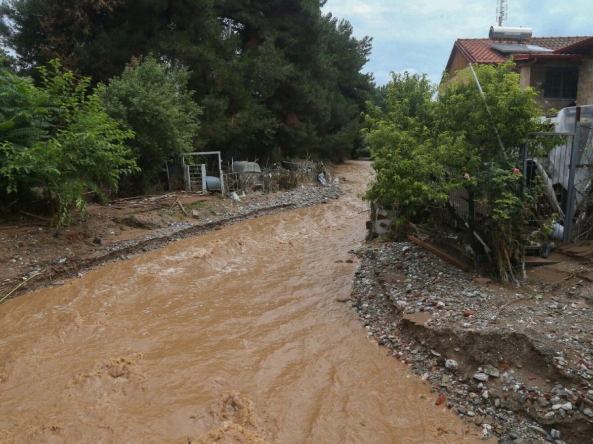 Συναγερμός στο Πικέρμι: Όχημα με δύο επιβαίνοντες παρασύρθηκε από τα νερά του ρέματος
