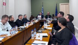 sinantisi-christou-staikoura-me-to-1
