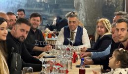 sinantisi-koureta-me-papachristo-ke