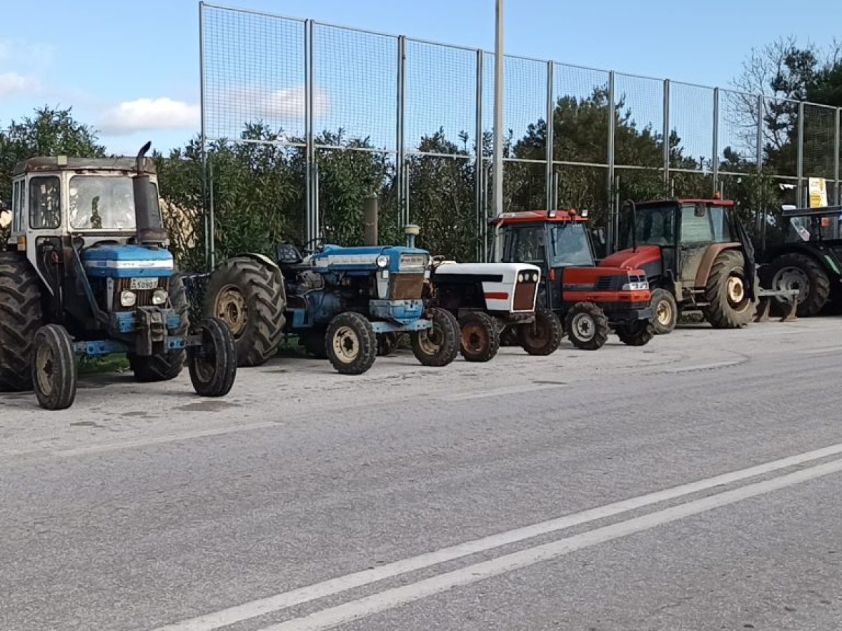 Συνεχίζεται το μπλόκο των αγροτών στο Λιβαδοχώρι – Συνάντηση με τον Υπουργό Κυρανάκη στη Λήμνο