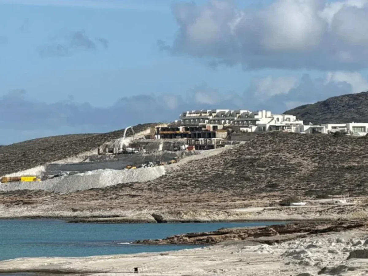 Συνεχίζονται τα “οικολογικά εγκλήματα” στο Νότιο Αιγαίο με πεντάστερο ξενοδοχείο δίπλα στο Σαρακήνικο