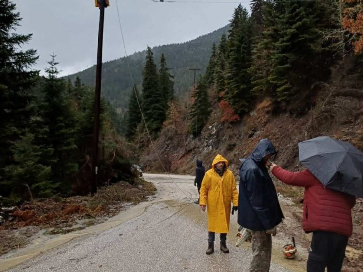 Συνεργεία και πρόεδρος στην πρώτη γραμμή: Μάχη με την κακοκαιρία στην Πίνδο για την αποκατάσταση του ρεύματος