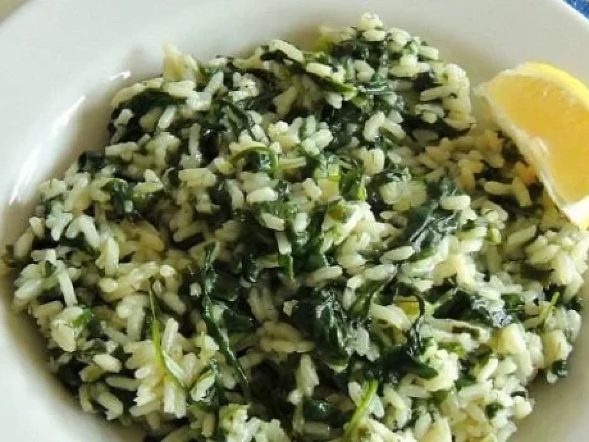 Συνταγή για λεμονάτο σπανακόρυζο στην κατσαρόλα με άρωμα άνηθου