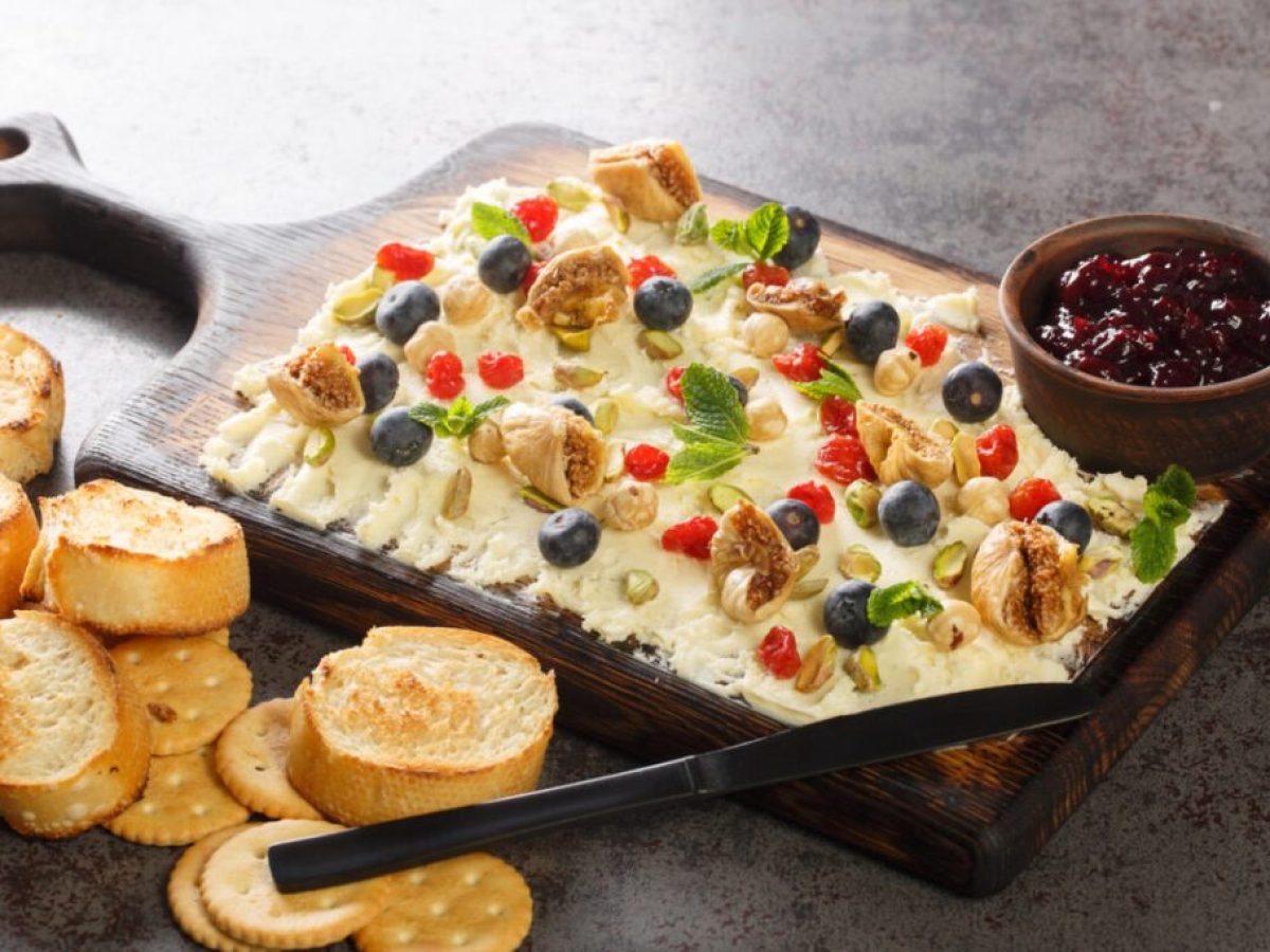 Συνταγή για ντιπ κατσικίσιου τυριού με φρούτα και ξηρούς καρπούς