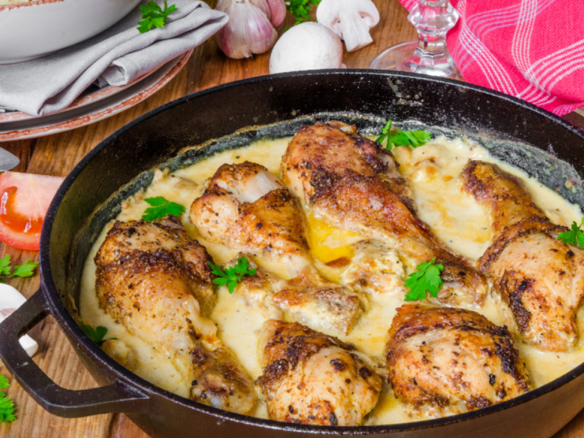 Συνταγή για πανεύκολο λεμονάτο κοτόπουλο με μανιτάρια και κρέμα – Έτοιμο σε 20΄