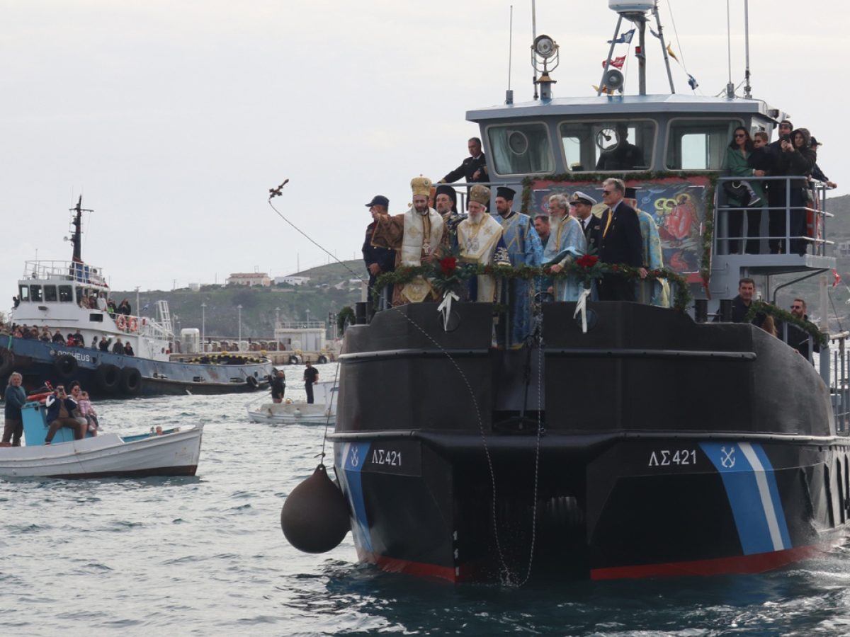 Σύρος: Καθαγιασμός των υδάτων στο λιμάνι της Ερμούπολης (φώτος)