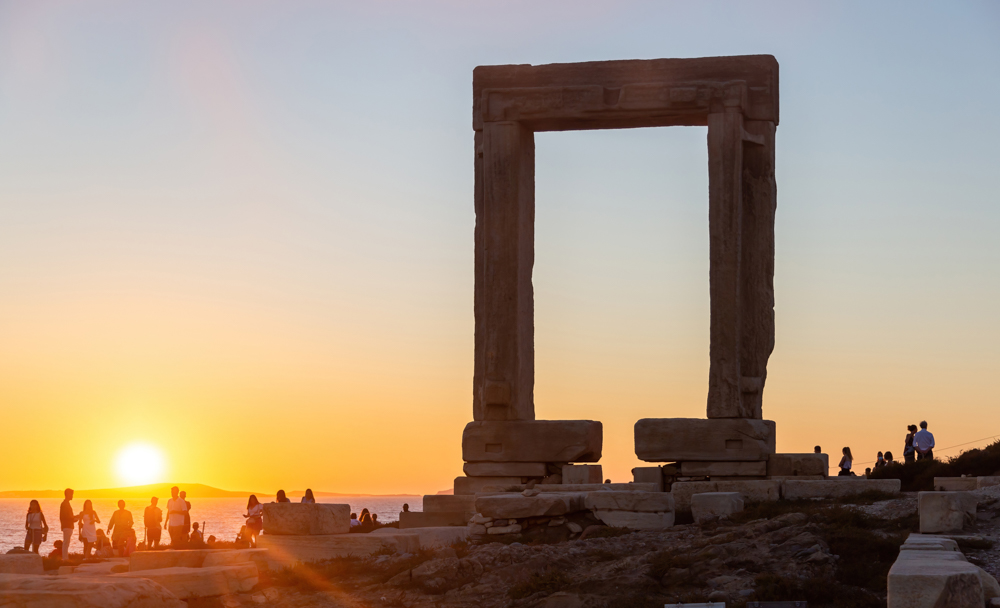 siros-ke-naxos-anamesa-stous