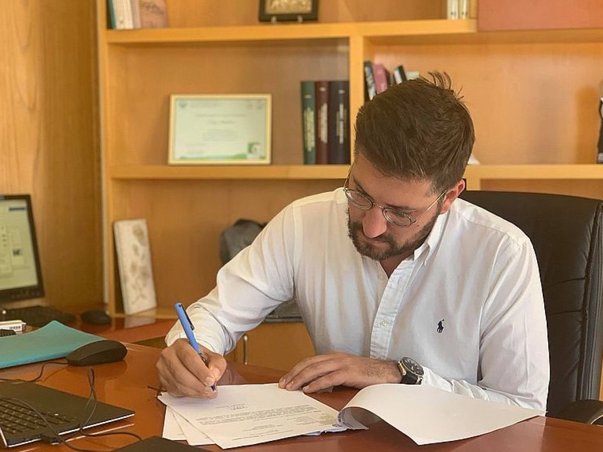 &laquo;&Sigma;&upsilon;&zeta;ή&tau;&eta;&sigma;&eta; &gamma;&iota;&alpha; &tau;&omicron;&nu; &Alpha;&lambda;&mu;&upsilon;&rho;ό &chi;&omega;&rho;ί&sigmaf; &tau;&omicron;&nu; &Delta;ή&mu;&omicron; &Mu;&alpha;&lambda;&epsilon;&beta;&iota;&zeta;ί&omicron;&upsilon; &delta;&epsilon;&nu; &mu;&pi;&omicron;&rho;&epsilon;ί &nu;&alpha; &upsilon;&pi;ά&rho;&xi;&epsilon;&iota;&raquo;, &lambda;έ&epsilon;&iota; &omicron; &Mu;&epsilon;&nu;. &Mu;&pi;&omicron;&kappa;έ&alpha;&sigmaf;