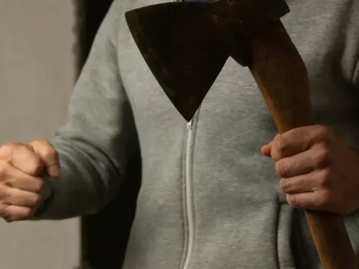 Σκηνές πανικού στις Γούβες: 39χρονος καταδίωξε μητέρα και ανήλικη με τσεκούρι – συνελήφθη μετά από ένταση