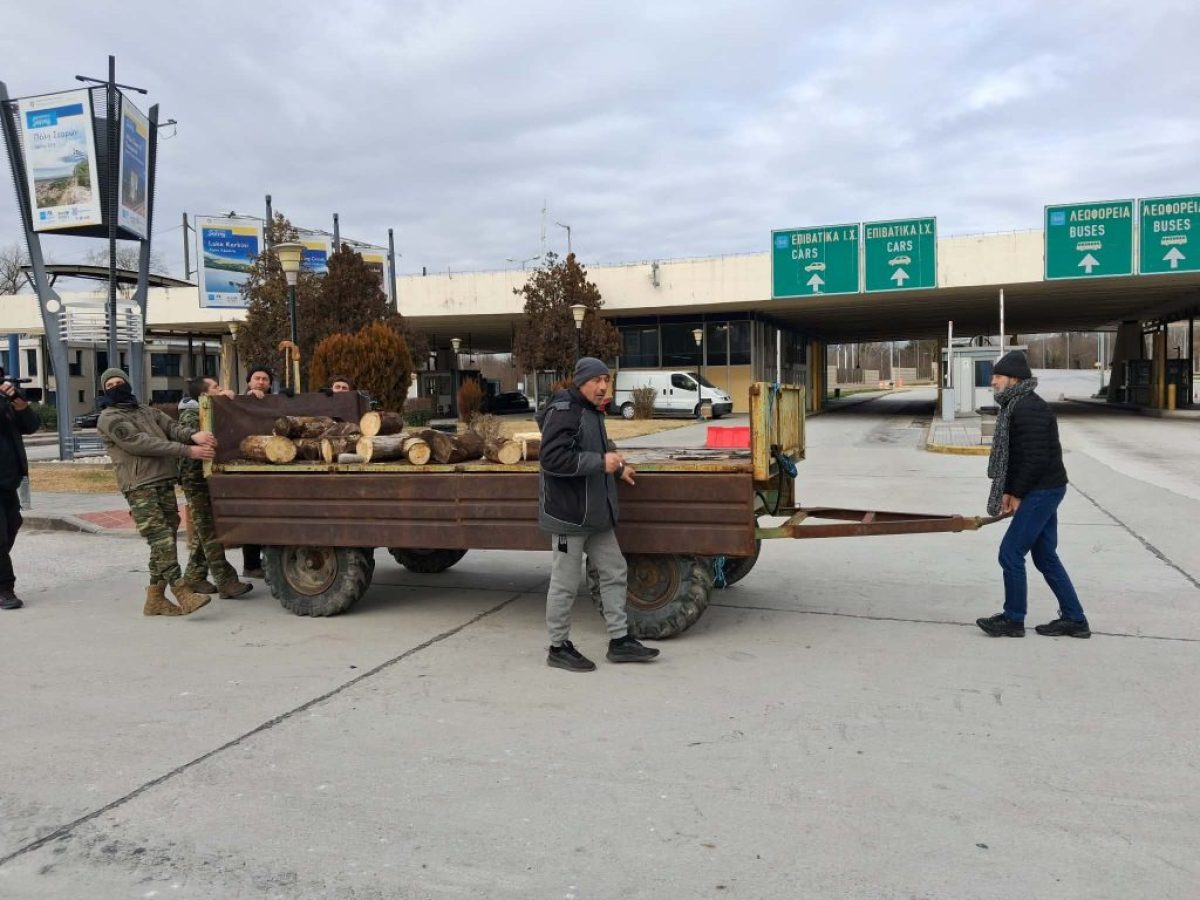 Σκληραίνουν τη στάση τους οι αγρότες στον Προμαχώνα – Έκλεισαν επ’ αόριστον και τα δύο ρεύματα