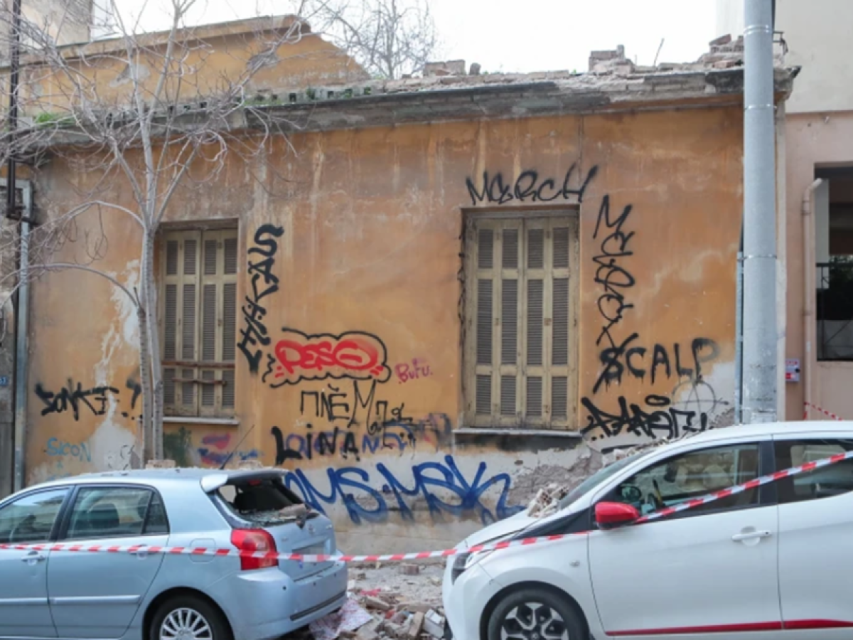 Σοβαρές ζημιές από κατάρρευση μαρκίζας σε εγκαταλελειμμένο κτίριο στο Νέος Κόσμος – Από θαύμα δεν υπήρξαν θύματα