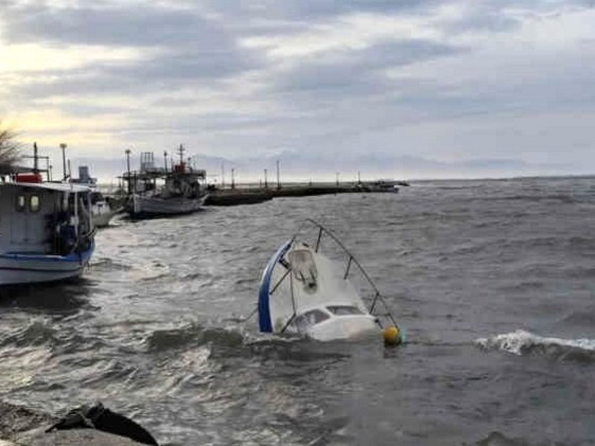 Σοβαρές ζημιές στο Κρυονέρι από τους ανέμους – Έφυγαν ακόμα και στέγες