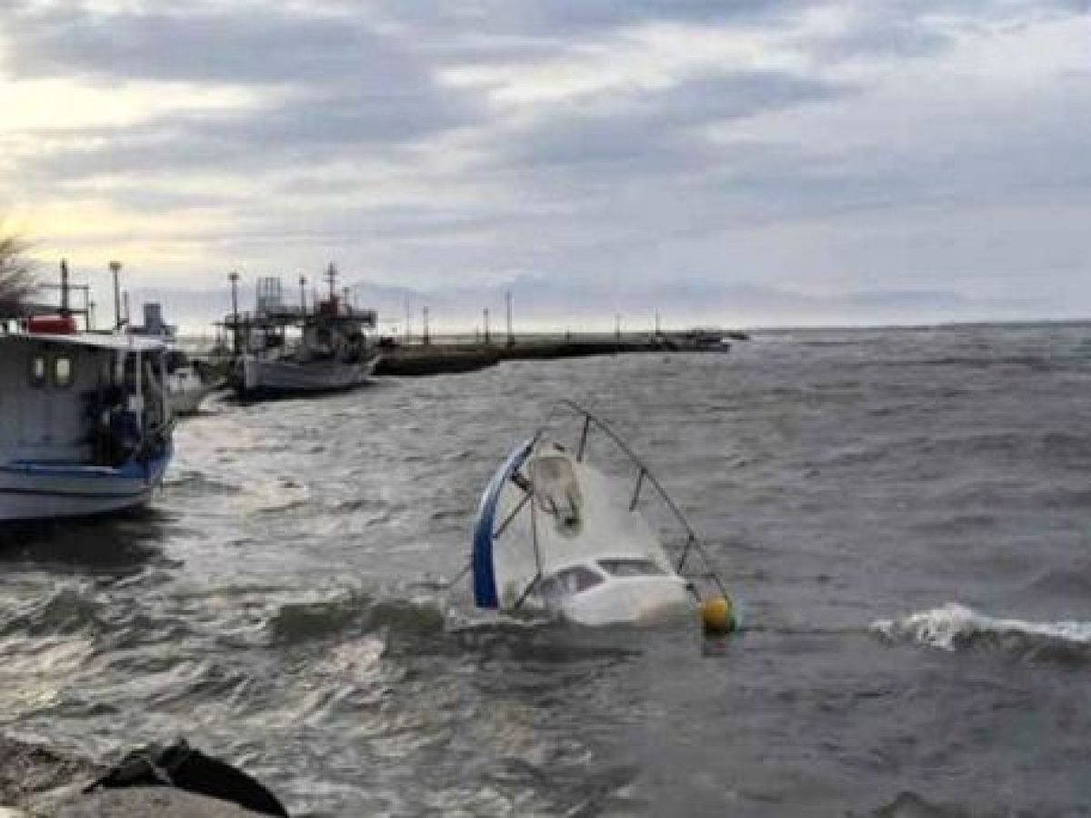 Σοβαρές ζημιές στο Κρυονέρι από τους ανέμους / Έφυγαν ακόμα και στέγες