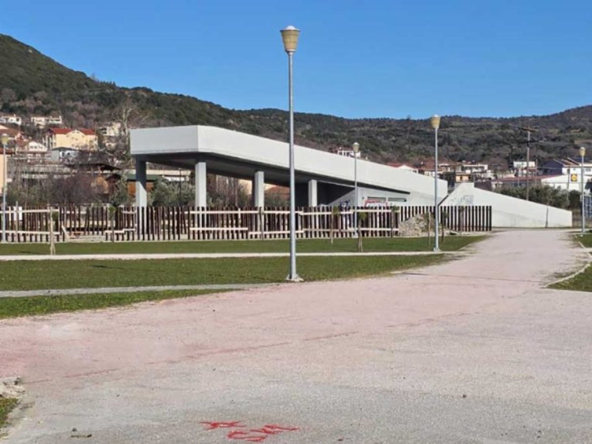 Σοβαρό ατύχημα με 17χρονο στο Πάρκο Σινάνη στην Καλαμπάκα