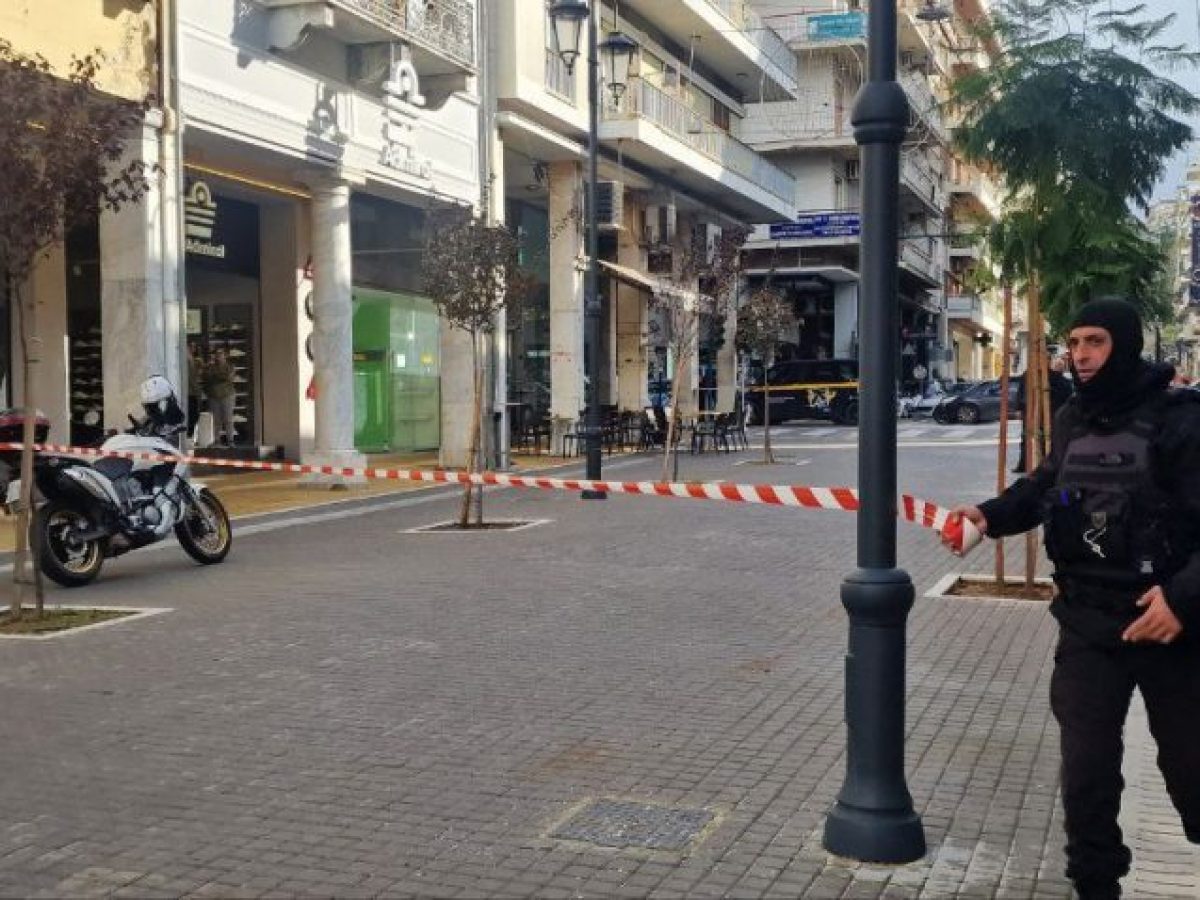 Σοβαρό περιστατικό στο κέντρο της Πάτρας: Τζάμι έπεσε από μπαλκόνι 5ου ορόφου