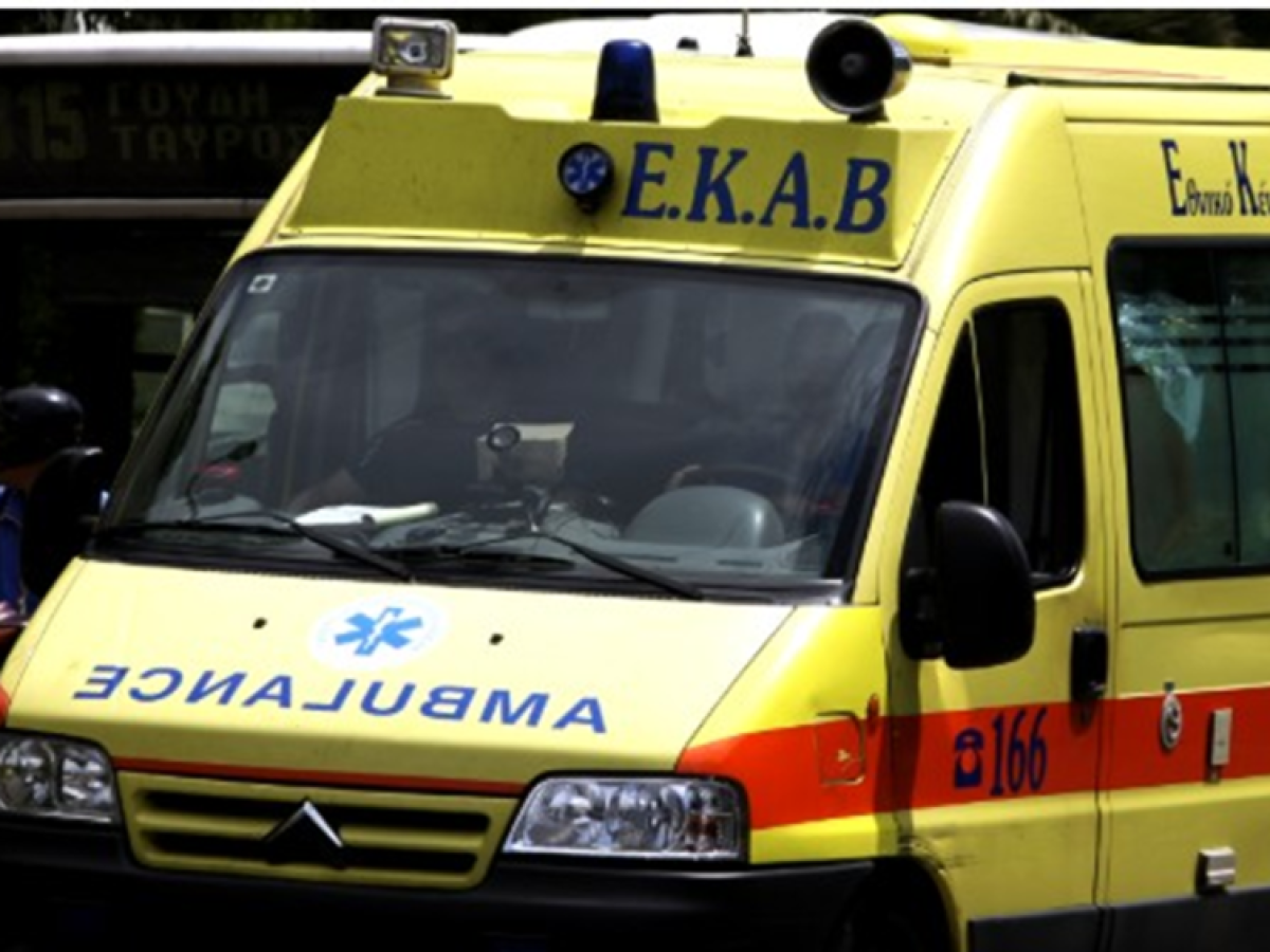 «Σοβαρό τροχαίο στη Μιχαλακοπούλου» Αυτοκίνητο ανατράπηκε ενώ κινούνταν επί της λεωφόρου
