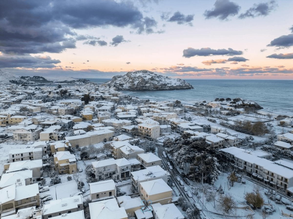 Σπάνιες εικόνες – Στα λευκά ντύθηκαν νησιά στις Κυκλάδες και στο Θρακικό πέλαγος