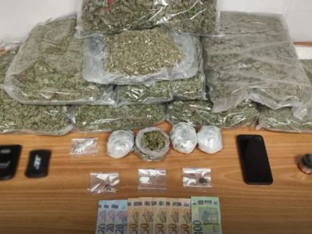 Σπάτα: Συνελήφθη 33χρονος που προσπάθησε να εισάγει οκτώ κιλά κάνναβης με ταχυδρομικό δέμα