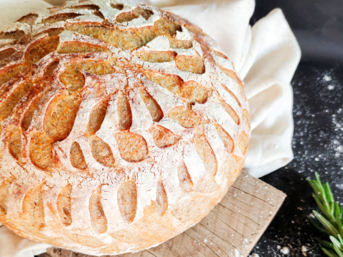 Σπιτικό προζυμένιο ψωμί: Τα μυστικά για αρωματική ζύμη και χρυσαφένια κρούστα