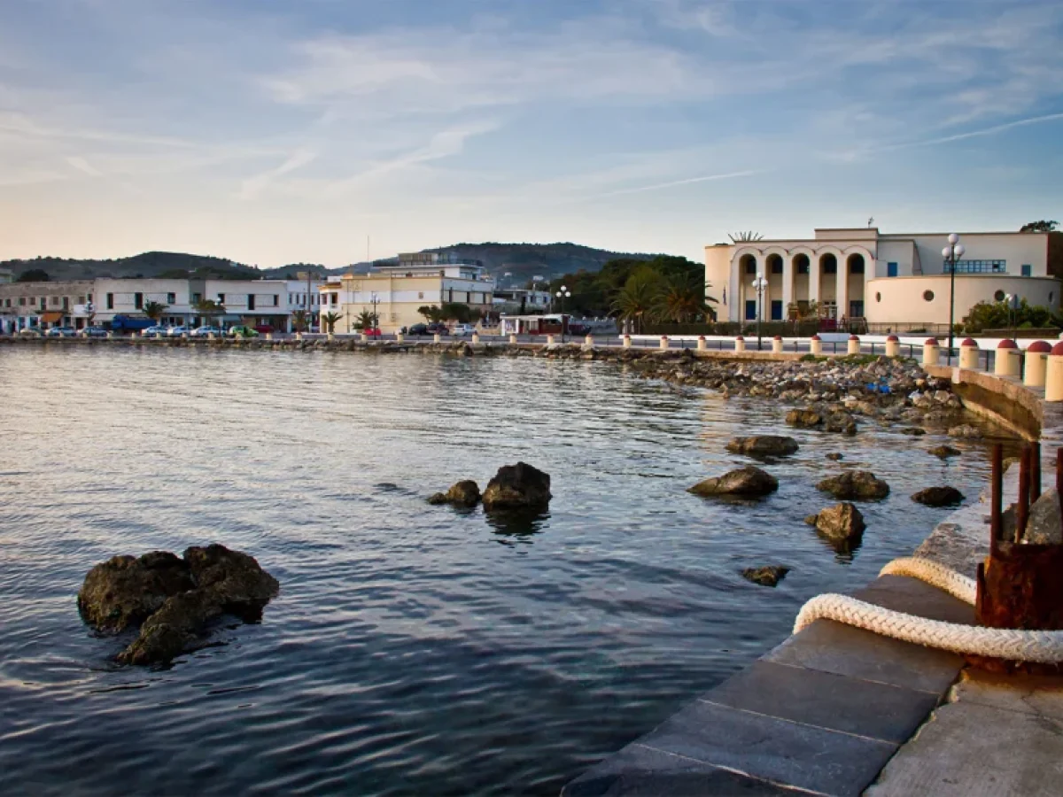 Στα 15 ελληνικά νησιά η Λέρος  που ξεχωρίζουν για τις διακοπές του 2026, σύμφωνα με το Conde Nast Traveller