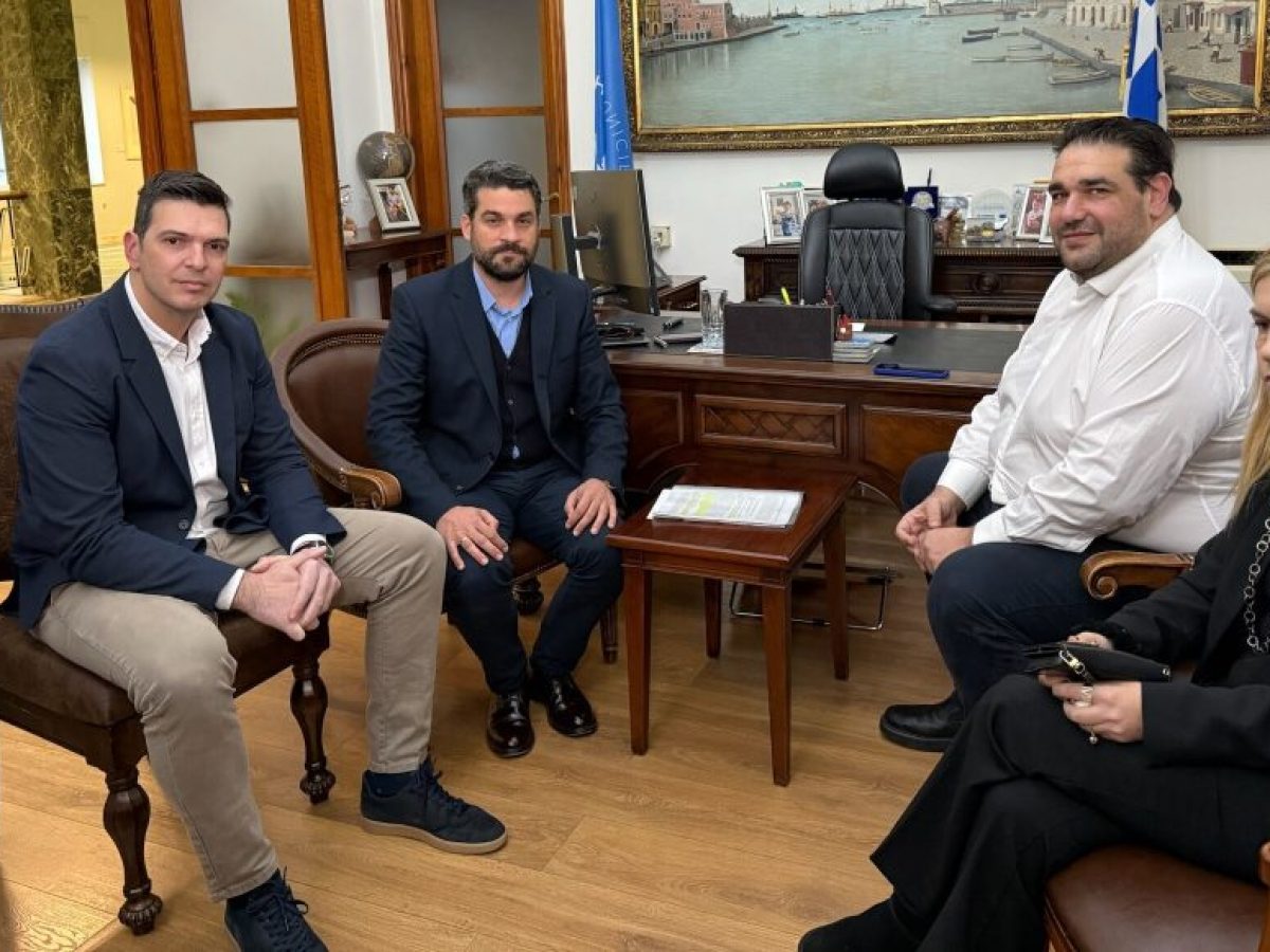 Στέγη, υποστελέχωση και αλλαγές στην Αυτοδιοίκηση στο τραπέζι της συνάντησης Σημανδηράκη – Λιβάνιου