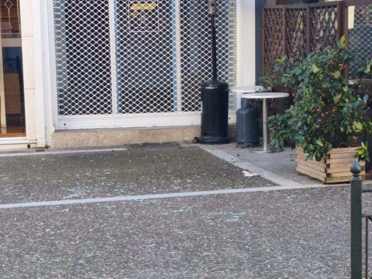 Στη δίνη των ισχυρών ανέμων η Λιβαδειά-έσπασε τζαμαρία στο κέντρο της πόλης