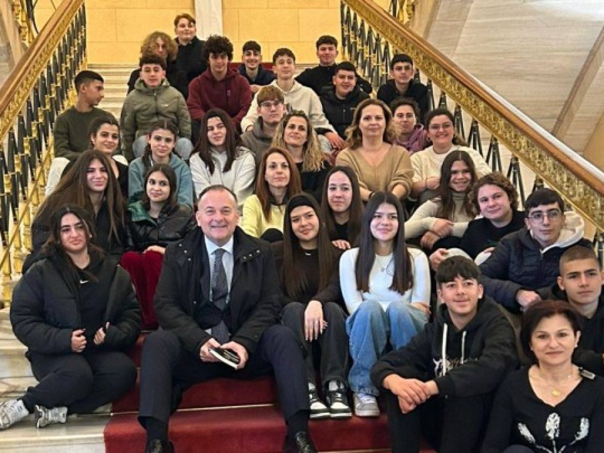 Στη Βουλή οι μαθητές του 3ου Γυμνασίου Καλύμνου – Τους υποδέχθηκε ο Γιάννης Παππάς