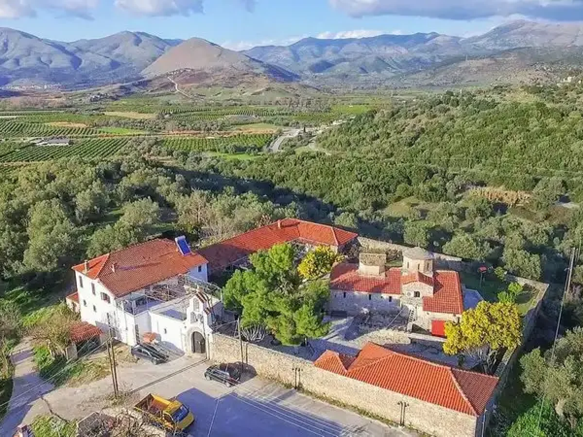 Στην ιστορική Μονή Ραγίου ο Παραμυθίας Σεραπίων – Χειροθετήθηκε αρχιμανδρίτης ο π. Κύριλλος