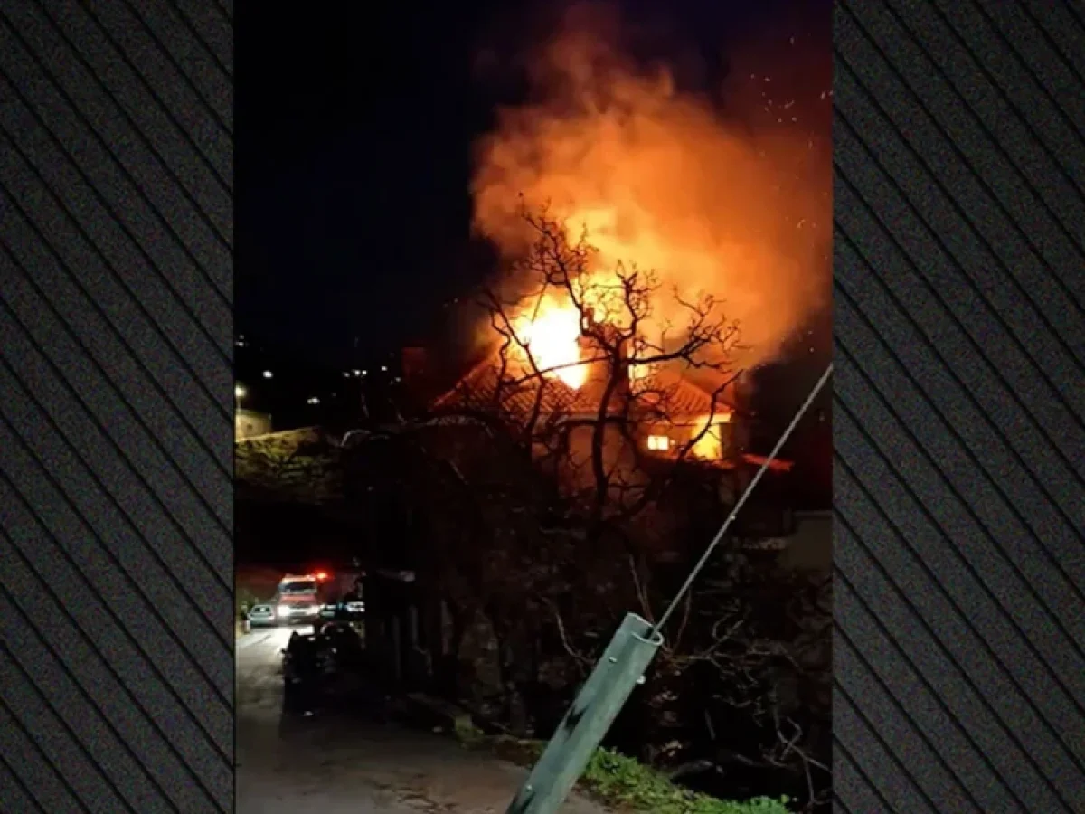 Στις φλόγες τυλίχτηκε κατοικία στην Αράχωβα, δείτε βίντεο