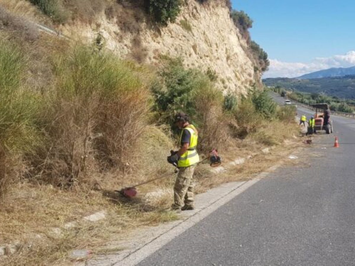 Στο ανατολικό Ρέθυμνο συνεχίζονται οι καθαρισμοί δημοτικών και αγροτικών δρόμων τον Φεβρουάριο