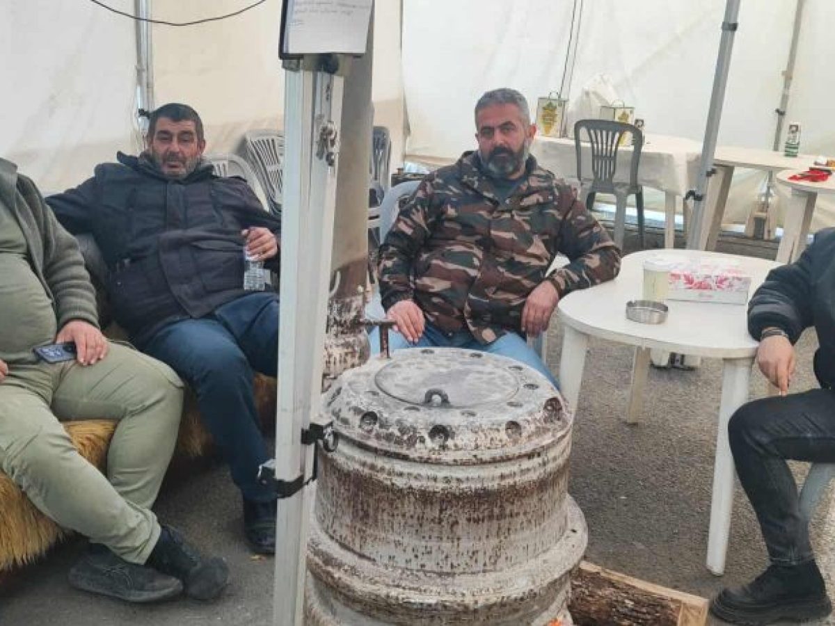 Στο μπλόκο της Σιάτιστας με τσουχτερό κρύο έκαναν πρωτοχρονιά οι αγρότες