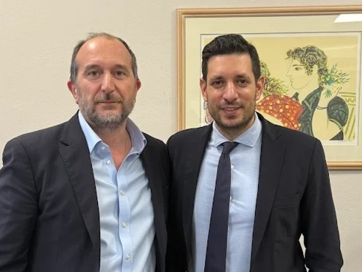 &Sigma;&tau;&omicron; &Delta;&eta;&mu;&alpha;&rho;&chi;&epsilon;ί&omicron; &omicron; &Alpha;&nu;&alpha;&pi;&lambda;&eta;&rho;&omega;&tau;ή&sigmaf; &Upsilon;&pi;&omicron;&upsilon;&rho;&gamma;ό&sigmaf; &Upsilon;&pi;&omicron;&delta;&omicron;&mu;ώ&nu; &kappa;&alpha;&iota; &Mu;&epsilon;&tau;&alpha;&phi;&omicron;&rho;ώ&nu;