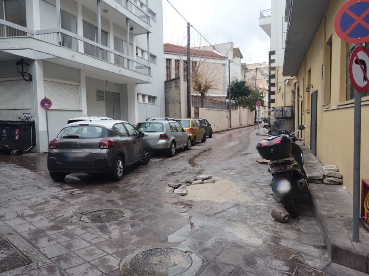Στο κέντρο της Μυτιλήνης….ολημερίς τον έφτιαχναν, το βράδυ γκρεμιζόταν!