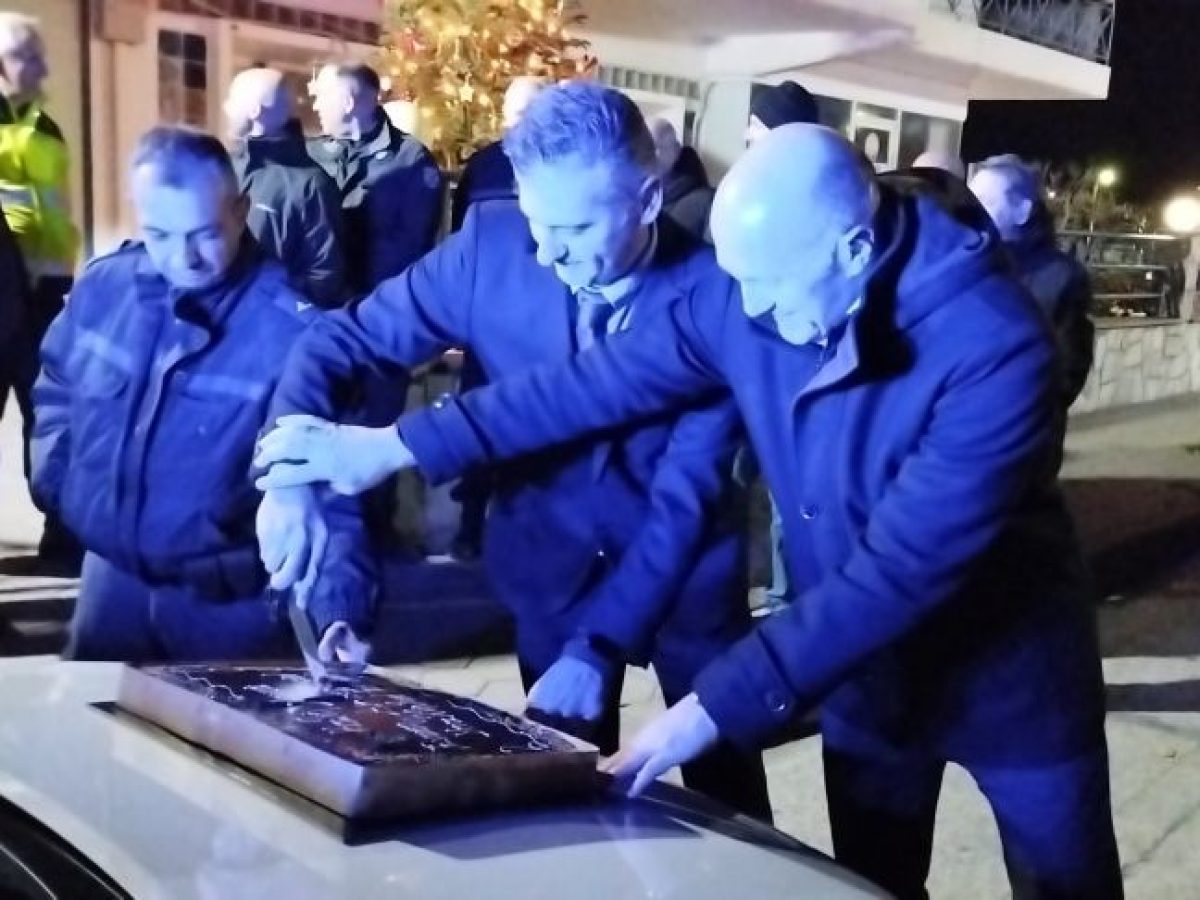 Στο περιπολικό έκοψαν την βασιλόπιτα αστυνομικοί των Τρικάλων