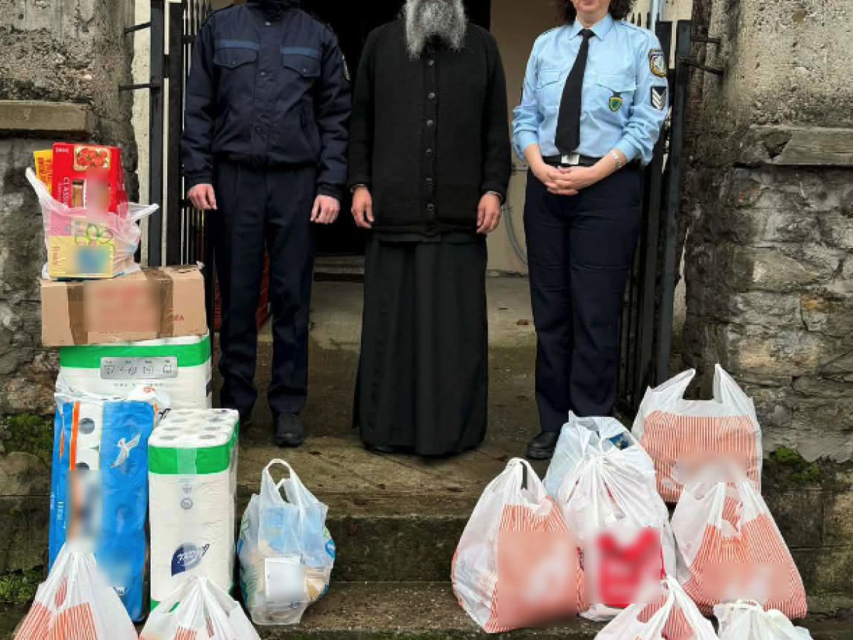 Στο πλαίσιο εορτασμού των Χριστουγέννων και του Νέου Έτους, οι Αστυνομικές Υπηρεσίες της Δυτικής Μακεδονίας συγκέντρωσαν εθελοντικά διάφορα είδη, τα οποία προσφέρθηκαν σε Ιδρύματα και φορείς