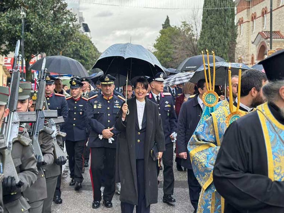 Στον εορτασμό των Θεοφανείων και τη ρίψη του Τιμίου Σταυρού στα Τρίκαλα η Μαρίνα Κοντοτόλη