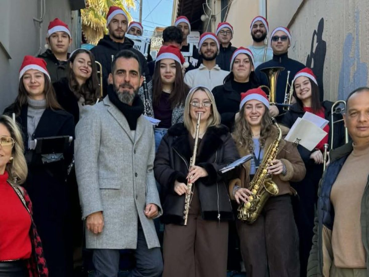 Στους δρόμους η Φιλαρμονική του ΦΟΠ. Ευχές.