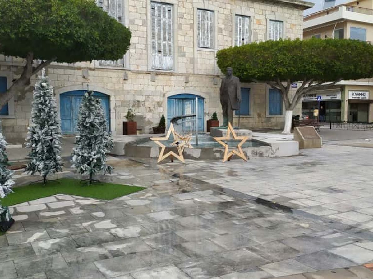 Τα Χριστούγεννα έφυγαν… ο στολισμός έμεινε- Μήπως περιμένουμε το Τριώδιο ή τους ανέμους να κάνουν τη δουλειά ;