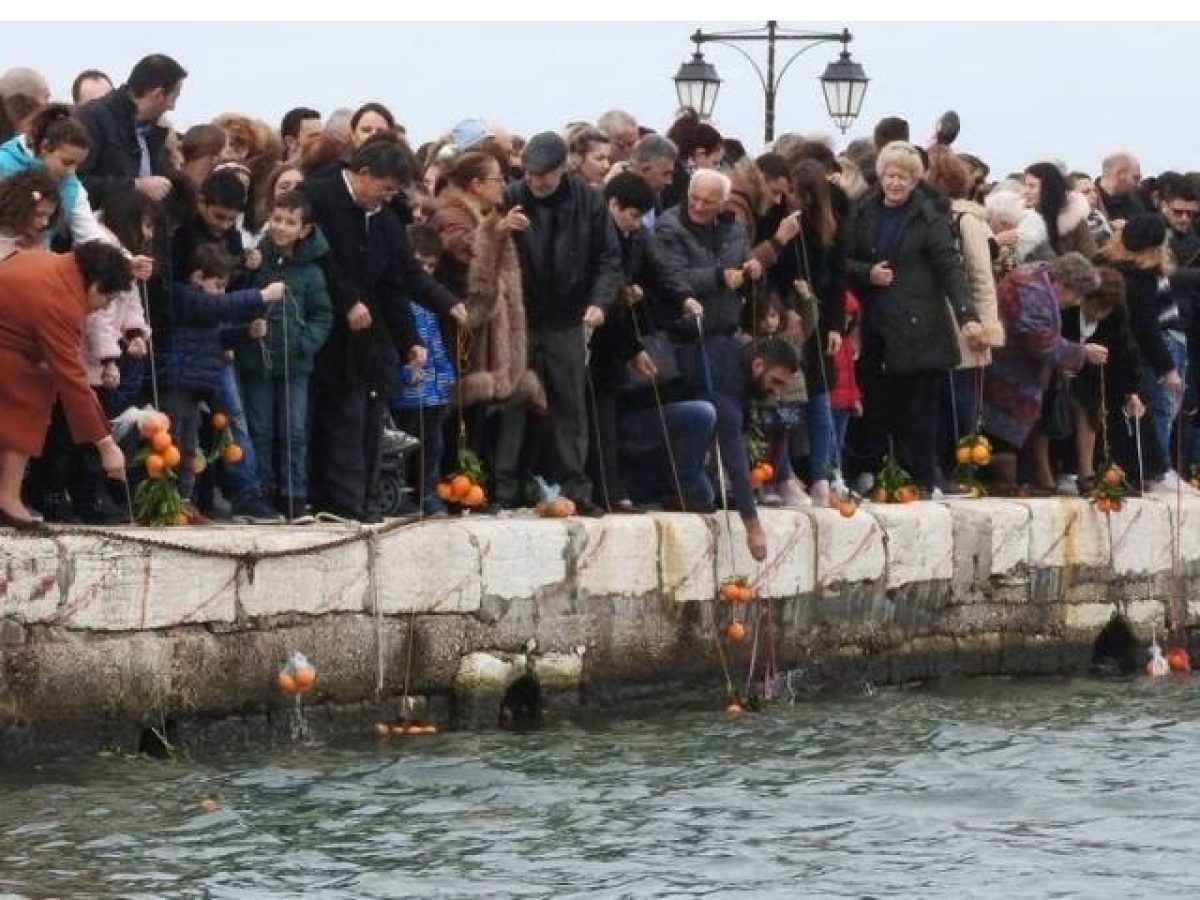 Τα Φώτα και το έθιμο των πορτοκαλιών στη Λευκάδα