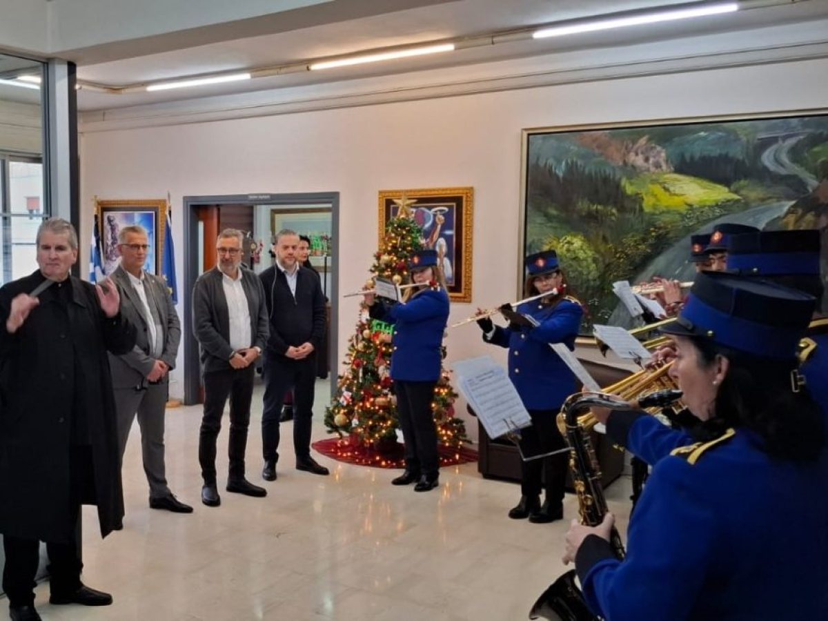 Τα κάλαντα της Πρωτοχρονιάς έφεραν γιορτινή ατμόσφαιρα στο δημαρχείο