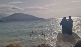 ta-theofania-se-paralia-distomou